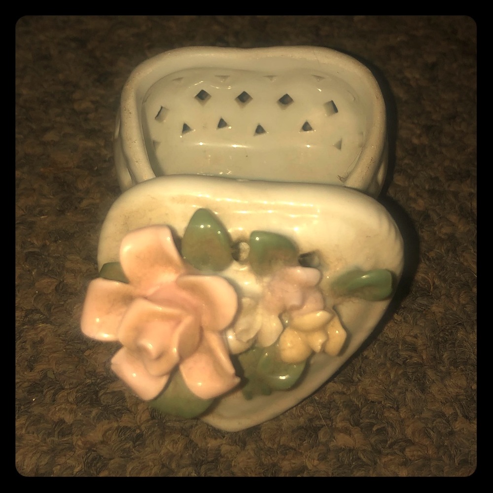 Porcelain jewelry box